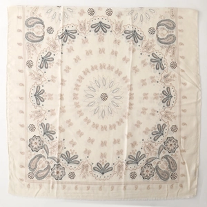 Dettaglio del motivo paisley su foulard quadrato crema con sottili bordi sfrangiati