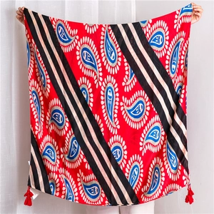 Détail du châle en coton et lin rouge avec motif cachemire, rayures et franges