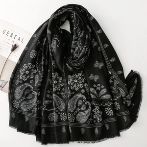 Sciarpa vintage in cotone nero con motivo paisley e bordi con frange