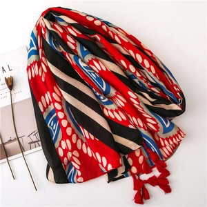 Écharpe ethnique en coton et lin avec imprimés paisley et longs pompons rouges