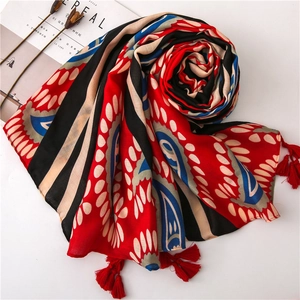 Écharpe ethnique en lin de coton rouge avec motifs paisley et franges pour femme