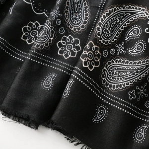 Macro del motivo paisley su sciarpa in cotone nero con dettaglio bordi sfrangiati