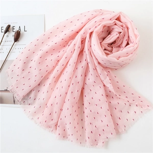 Écharpe en coton et lin rose avec motifs de cœurs rouges et franges pour femmes