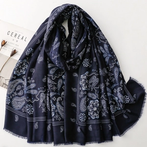 Sciarpa classica in cotone blu scuro con motivo paisley e dettagli sfrangiati