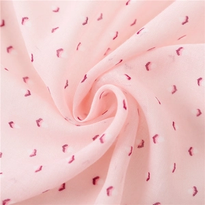 Écharpe rose en coton et lin avec petits motifs de cœur et élégants pompons