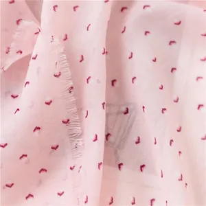 Détail macro du tissu d'écharpe en lin rose doux avec motifs et bords effilochés