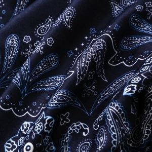 Dettaglio macro del motivo paisley retrò su sciarpa e scialle in cotone blu scuro
