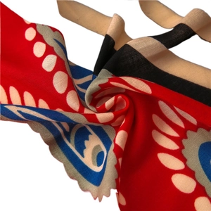 Châle ethnique en coton et lin rouge avec motif paisley et bords festonnés pour femme