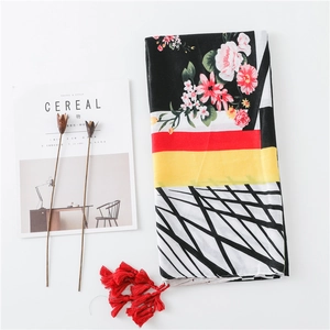 Écharpe en coton et lin à fleurs avec pompons rouges et motifs géométriques pour plage