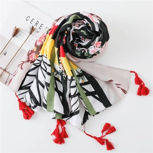 Écharpe en coton lin à imprimé floral, pompons rouges et motifs géométriques pour la plage