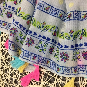 Detail der bunten Quasten an einem floralen Baumwollschal mit blauen Herzmustern