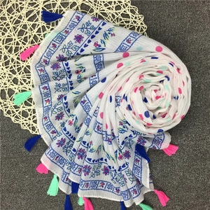 Weißer Schal mit Paisleymuster, blauen Streifen und bunten Quasten für Damen