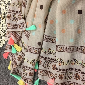 Detailansicht Baumwollschal mit Paisley-Muster und bunten Quasten an den Kanten