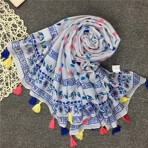Detailaufnahme des Leinenschals mit Boho-Blumenmuster und bunten Quasten am Saum