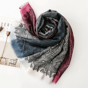 Détail d'une écharpe à fleurs paisley avec patchwork multicolore et bords effilochés