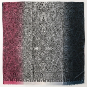 Écharpe à fleurs paisley avec dégradé rose et bleu et bords effilochés délicats