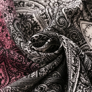 Écharpe à fleurs paisley dégradé avec franges et motif textile vintage doux