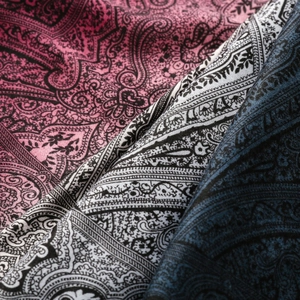 Détail de châles en pashmina à motif paisley en tons rose, noir et bleu marine foncé