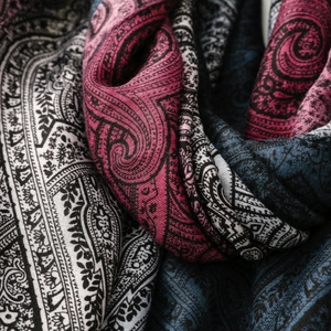 Détail d'une écharpe à motif cachemire fleuri avec bords effilochés bleu et rose