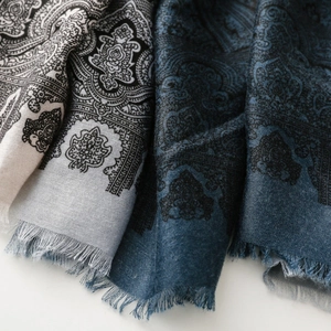 Gros plan du motif cachemire floral et bordure à franges sur une écharpe d'hiver