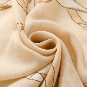 Vue macro d'une écharpe en coton et lin beige avec texture tissée et motifs de lignes brunes