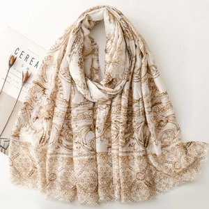 Écharpe femme avec imprimé floral doré vintage et bords effilochés sur fond blanc
