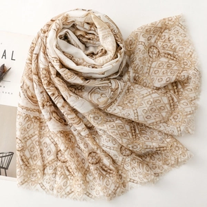 Détail du motif vintage doré sur châle toucher coton-lin avec bords à franges légères