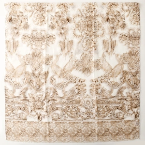 Détails d'une écharpe en soie baroque avec paons dorés et motifs floraux élégants