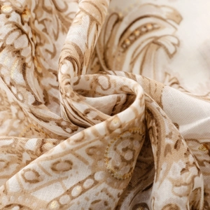 Détail d'écharpe à motif cachemire avec paillettes dorées et texture coton-lin doux