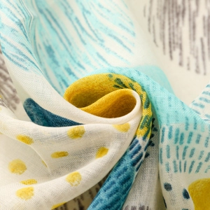 Détail macro du tissu voile avec imprimé géométrique lune et texture délicate du châle femme