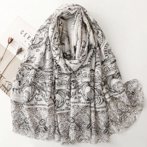 Écharpe légère à motif paisley avec détails dorés et imprimés ethniques chic