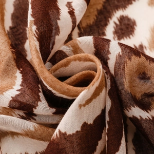 Nahaufnahme von Voile-Stoff mit Leopardenmuster, feiner Webstruktur und Fall