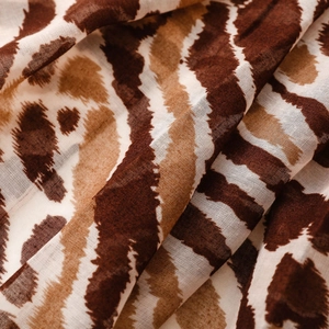 Makroaufnahme von braunem Schal mit Tiermuster zeigt die leichte, atmungsaktive Textur