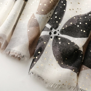 Detail eines Leinengefühl-Schals mit Goldfolien-Punkten und weichen Fransenrändern