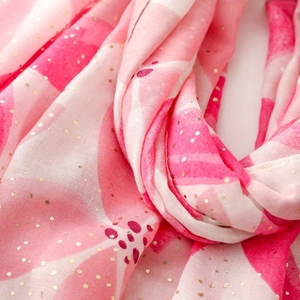 Detail eines rosa Schals mit metallischem Goldfolien-Blumenmuster und Glitzerakzenten