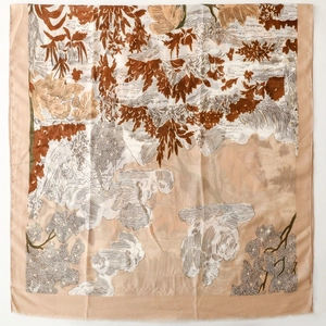 Détail d'une écharpe en coton et lin avec motif forêt tropicale dorée et franges