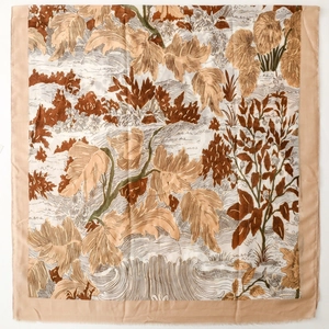 Vue détaillée d'une écharpe en lin aux tons terreux avec motifs de forêt tropicale dorée