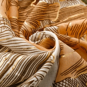 Détail de l'écharpe effet lin avec dorure forêt tropicale et motifs abstraits créatifs