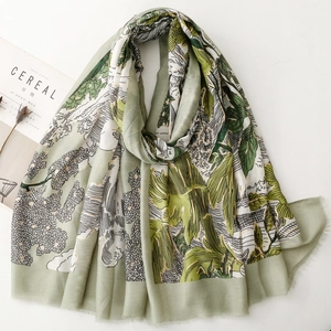 Écharpe artistique à motif forêt tropicale et toucher lin-coton avec bords frangés