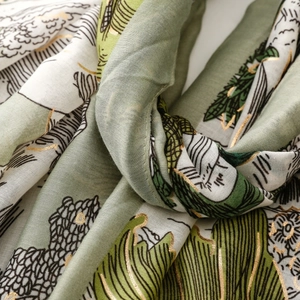 Détail de l'écharpe en coton et lin avec dorure à la feuille et motifs abstraits