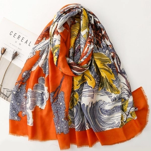 Détail d'une écharpe en coton avec imprimé vagues Ukiyo-e orange et bords effilochés