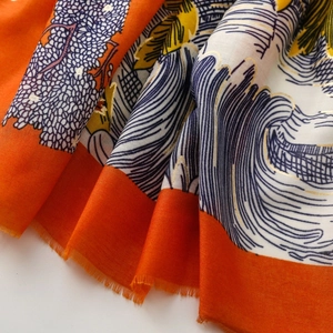 Détail d'écharpe effet lin avec contours en feuille d'or et bordures orange