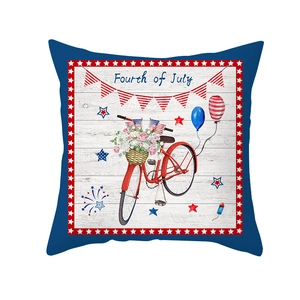 Housse de coussin du 4 juillet avec vélo rouge et fleurs sur fond blanc pur