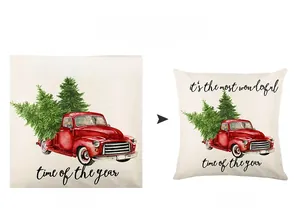 Detail des Weihnachtskissenbezugs mit Oldtimer-LKW-Druck auf weißem Polyestergewebe