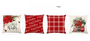 Détail de quatre housses de coussin de Noël avec carreaux rouges et imprimés floraux