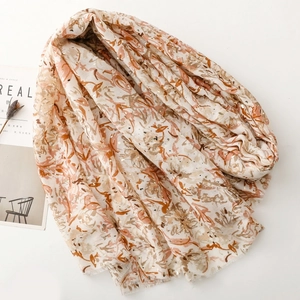 Détail d'écharpe effet lin avec imprimé floral et petits pois dorés brillants