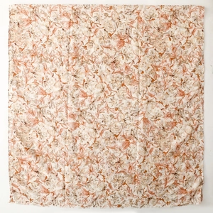 Détail de l'écharpe en coton-lin au toucher doux avec motif floral et dorures dorées
