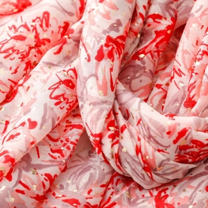 Gros plan sur le tissu d'écharpe effet lin avec dorures et motifs floraux rouges