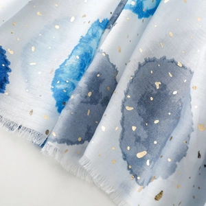 Détail de l'écharpe légère avec dorure à la feuille et motifs de lune en aquarelle