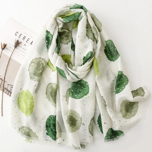Écharpe élégante blanche à pois aquarelle verts et détails dorés sur fond blanc neutre